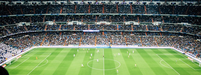 雨燕足球深度专题文章配图，展示战术分析板或球员特写