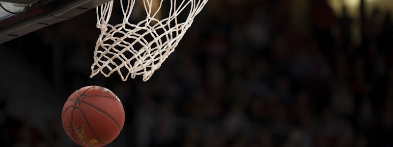 雨燕足球官方公告配图，展示团队合影或平台资质